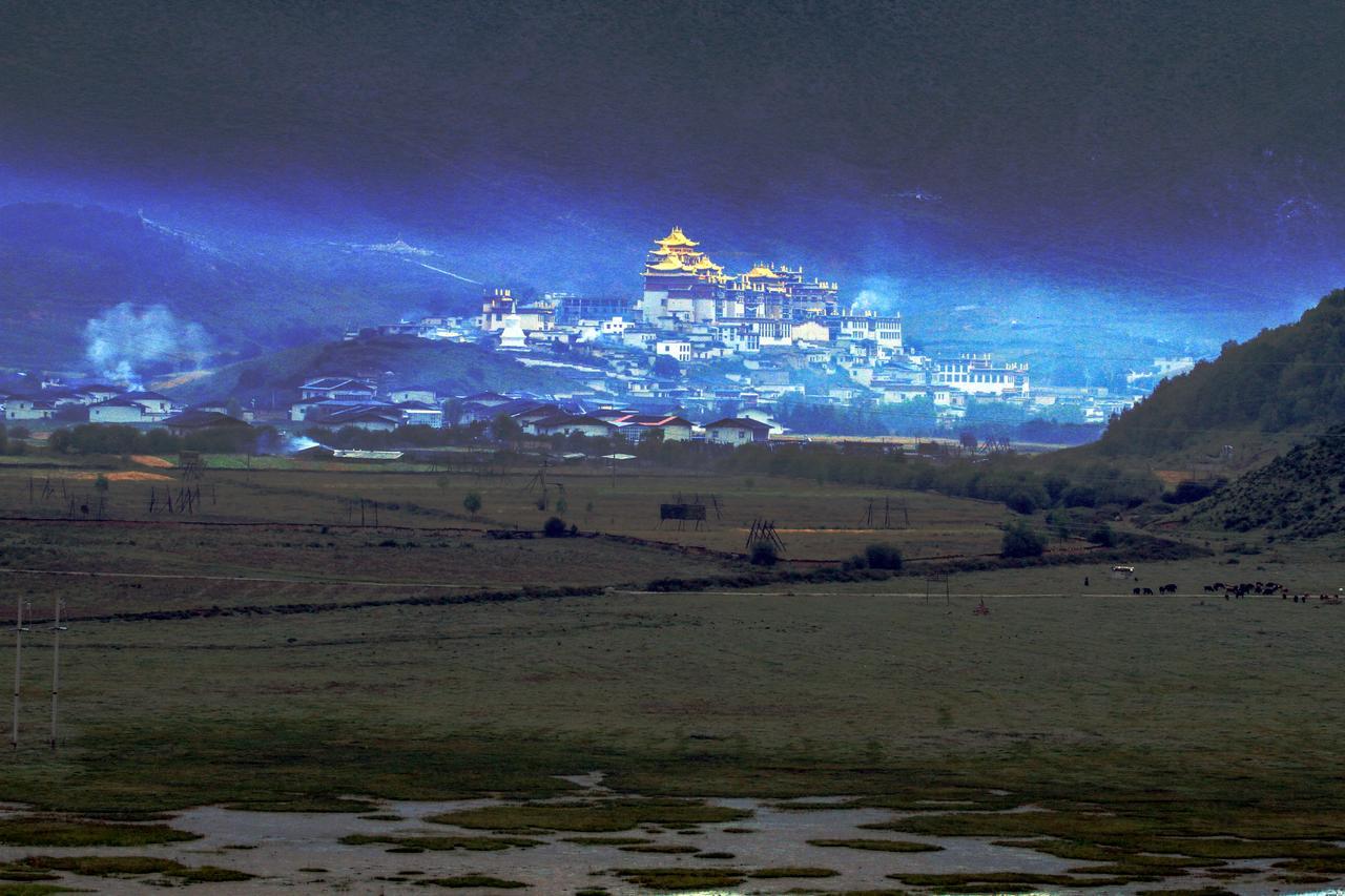 Energy Space Healing Inn Шангри Ла Екстериор снимка